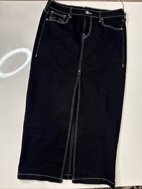 True Religion Black Denim Skirt With Big Slit Size 29 A030626
